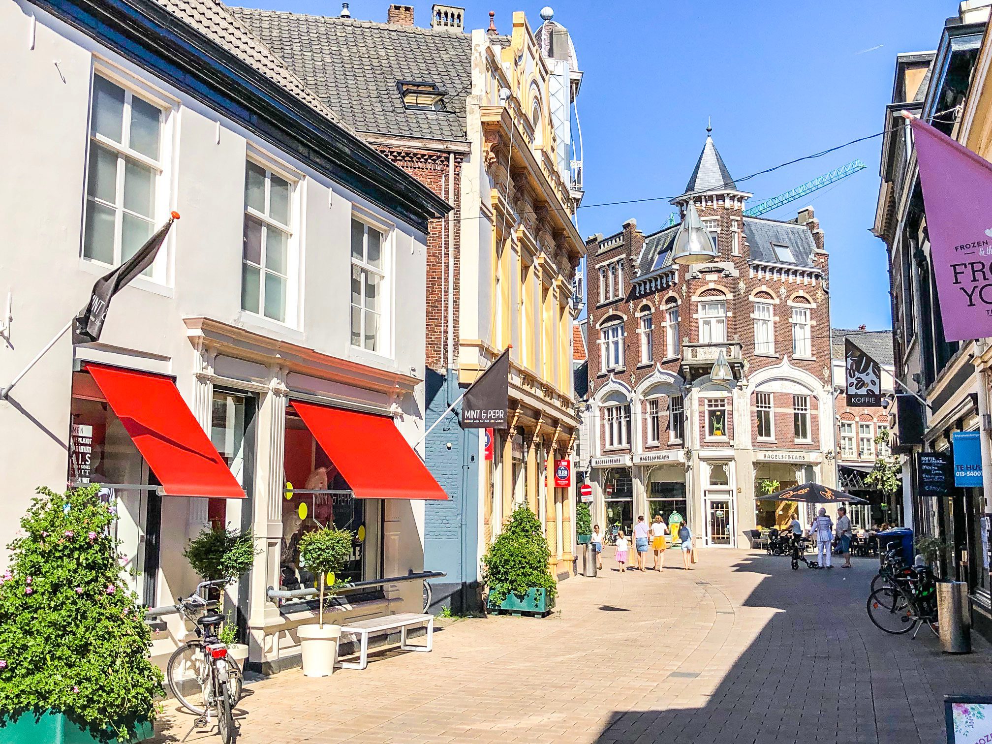 Winkelen in Tilburg; de Heuvelstraat. 