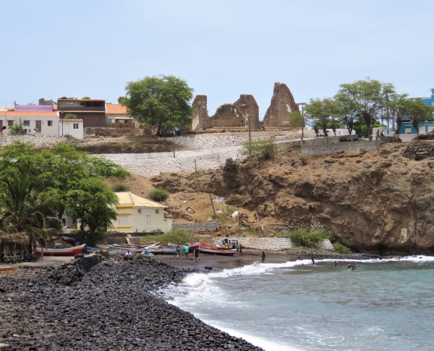 Strand en kloosterruïne van Cidade Velha