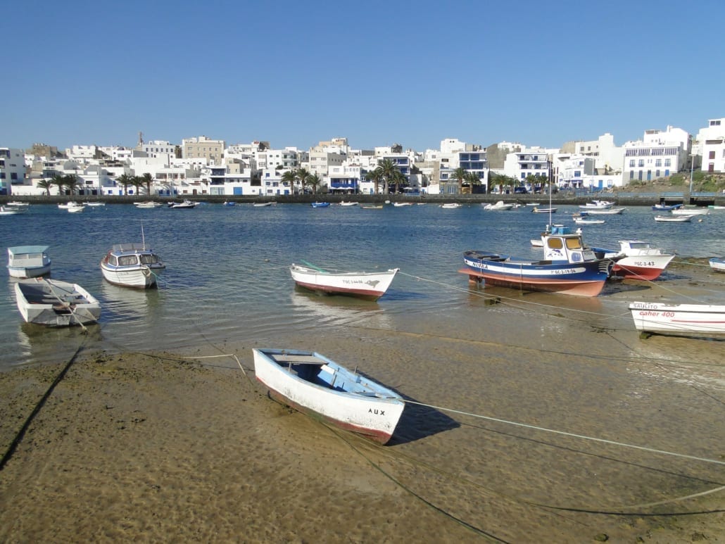 Haventje en witte huisjes in Arrecife op Lanzarote