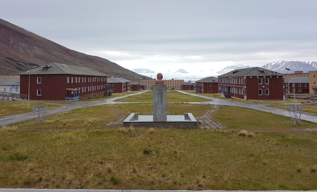 Lenin kijkt uit over de Champs Élysées van Pyramiden