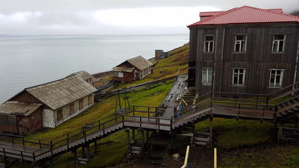 Houten trap en huizen in Barentsburg op Spitsbergen