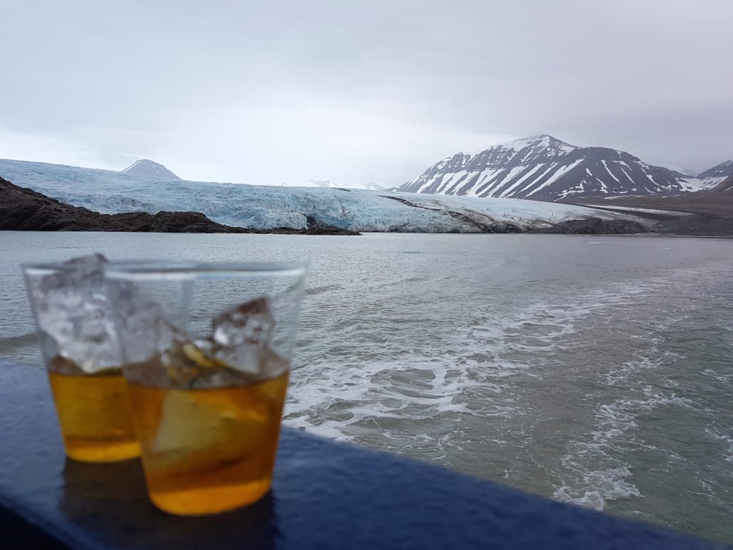 Whiskey on the (Spitsbergen) rocks
