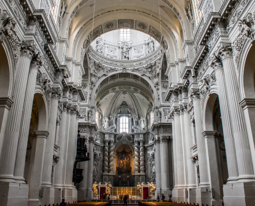 Het antwoord van München op de St. Pieter; de Theatinerkirche