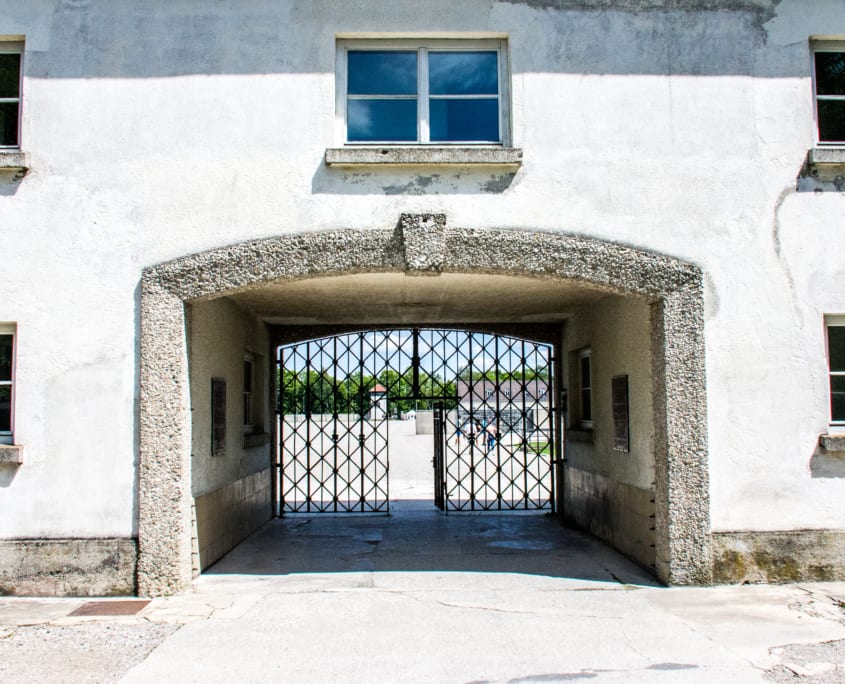 De toegangspoort tot concentratiekamp Dachau. In de poort staat het cynische 'Arbeit macht Frei'
