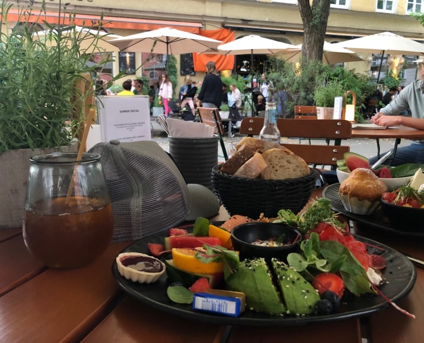 Hip München: Avocado's eten op de Amalienstraße