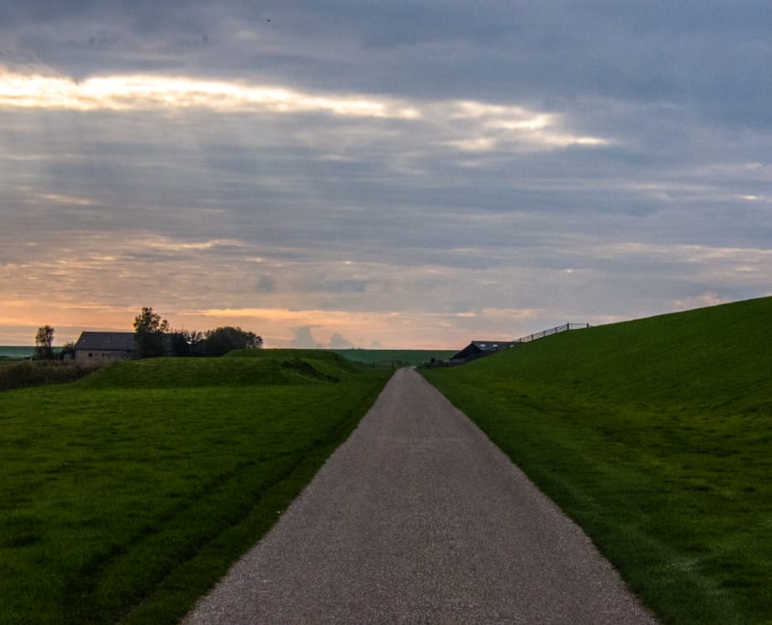 Het landschap van Friesland: veel rechte lijnen.