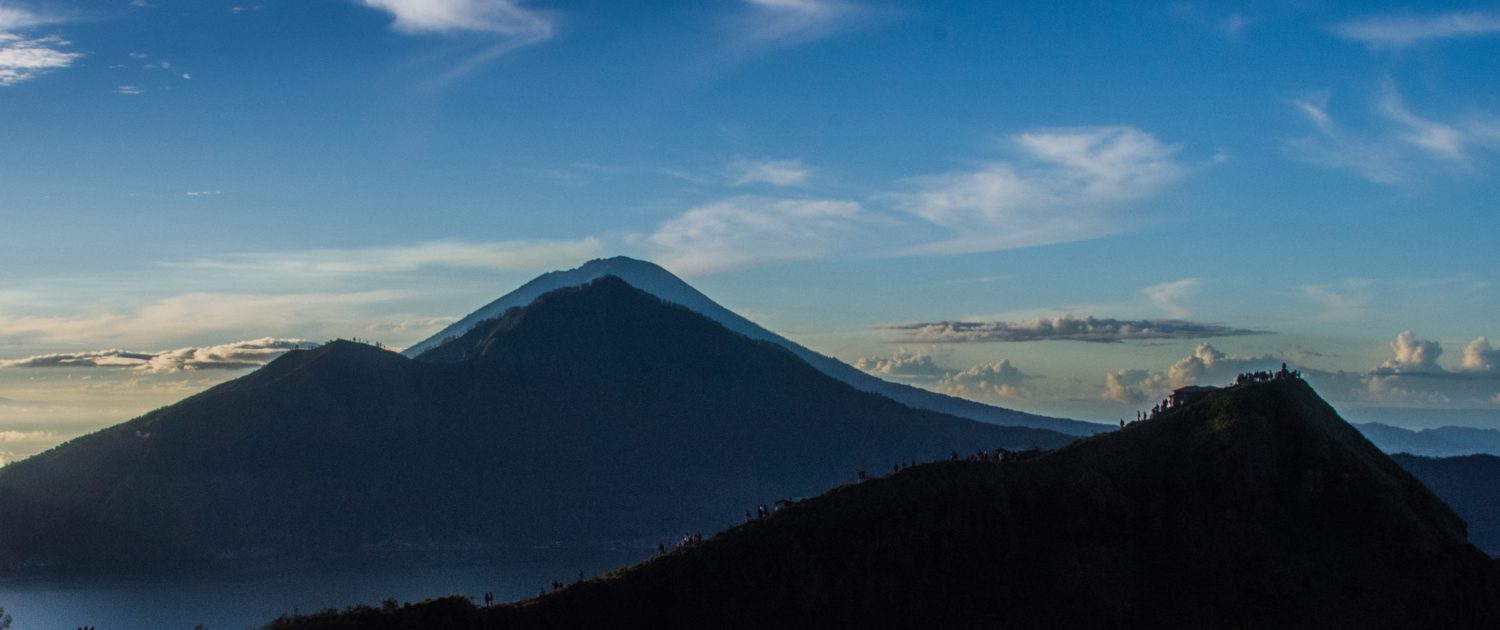 Het adembenemende uitzicht boven Mount Batur over heel Bali.