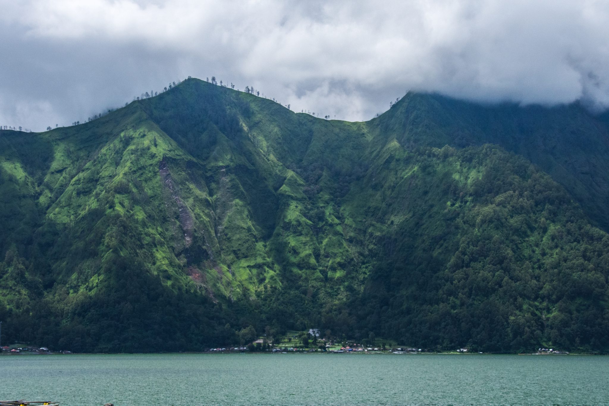 Het uitzicht over het meer van Batur (Danau Batur) vanuit je infinity pool.