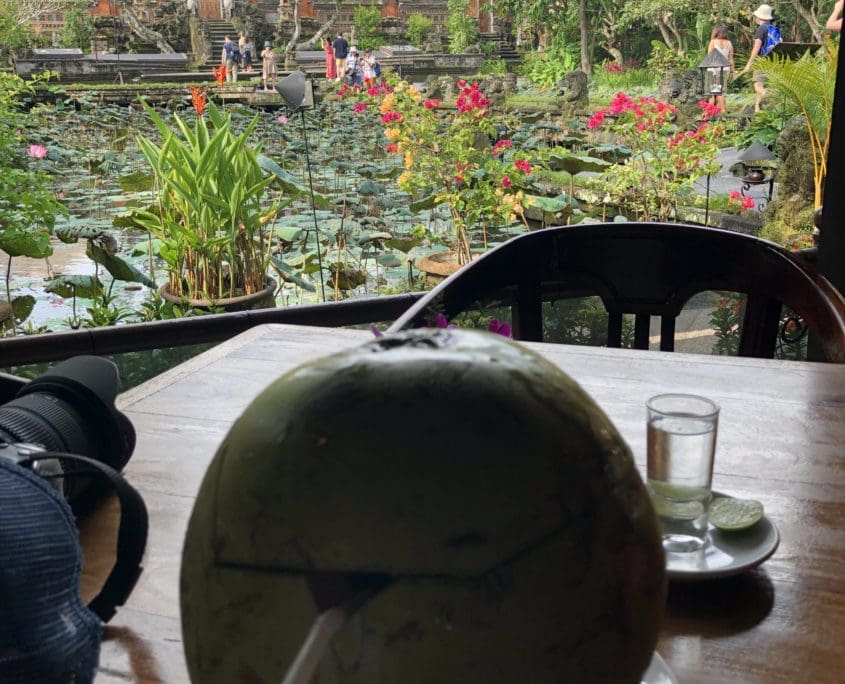 Uitzicht op het waterpaleis met een typisch Balinese versnapering