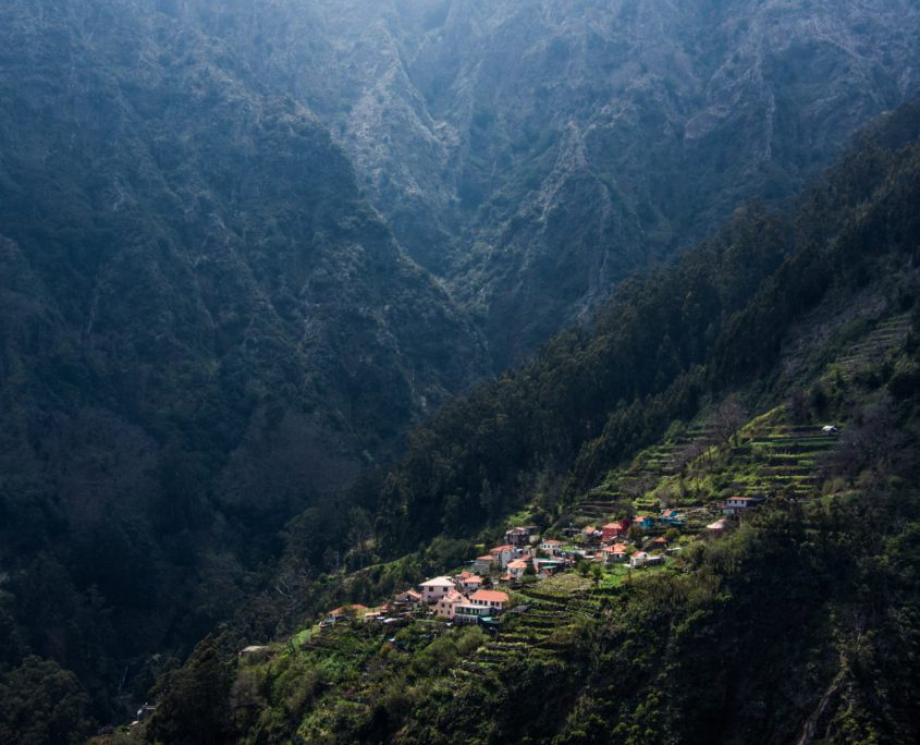 De Curral das Freiras is een kleine gemeenschap omgeven door verticale rotswanden.