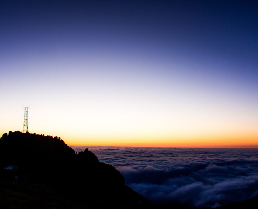 De zon zien opkomen boven Madeira op de Pico de Arieiro, de op twee na hoogste top van Madeira.