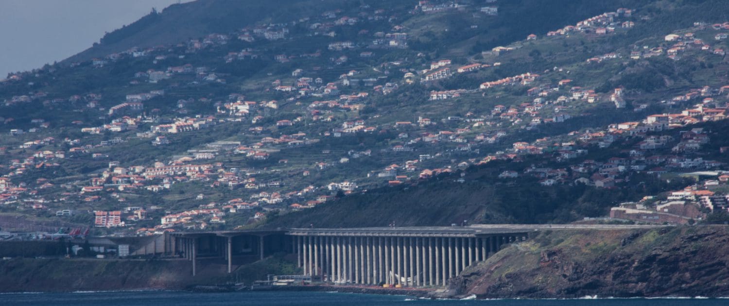 Dit apparaat is het vliegveld van Madeira. Je ziet waarschijnlijk wel waarom hier landen en opstijgen een bepaalde moeilijkheidsgraad heeft.
