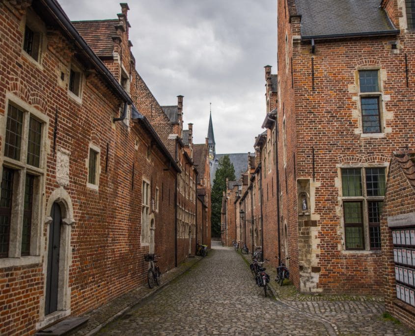 De huisjes van de semireligieuze, ongehuwde vrouwen.