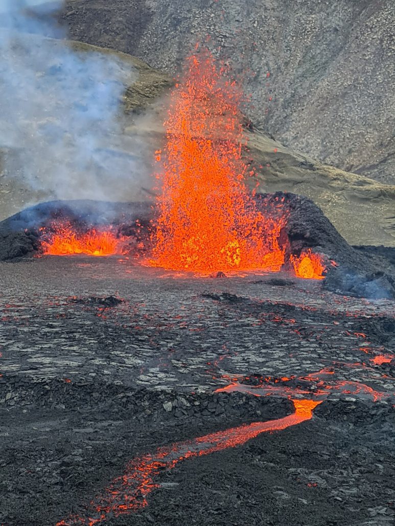 Gloeiend hete lava tijdens vulkaanuitbarsting