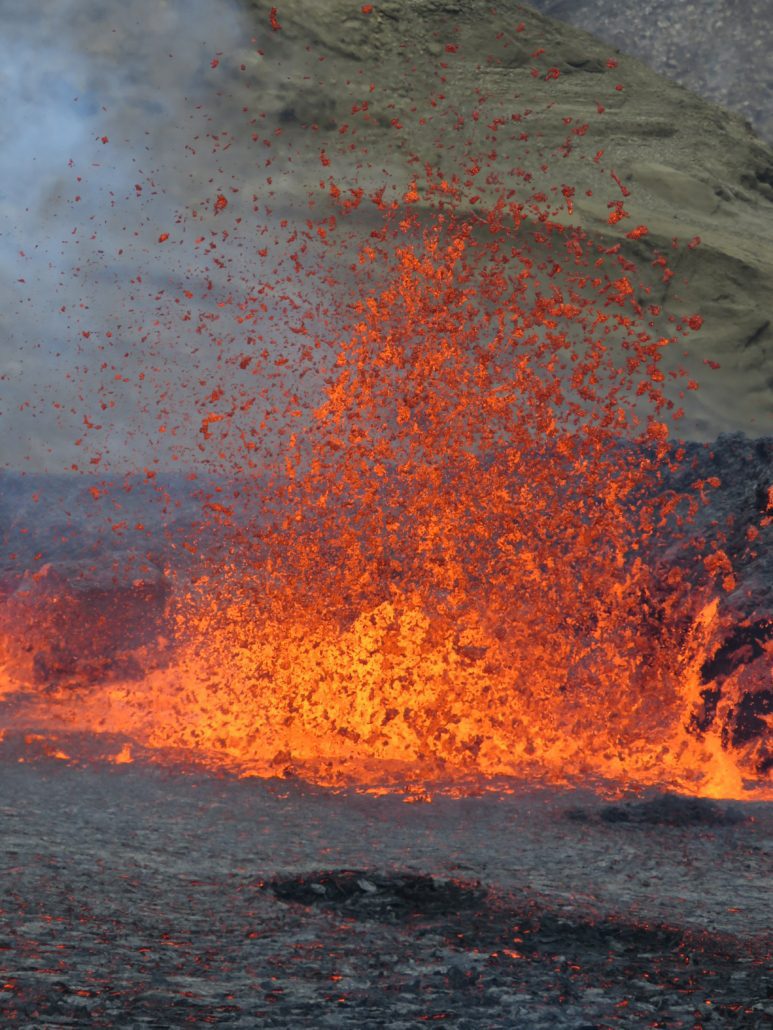 Lavaregen tijdens vulkaanuitbarsting