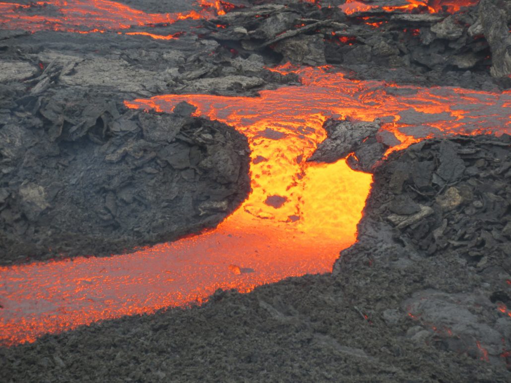 Lavastroom tijdens vulkaanuitbarsting