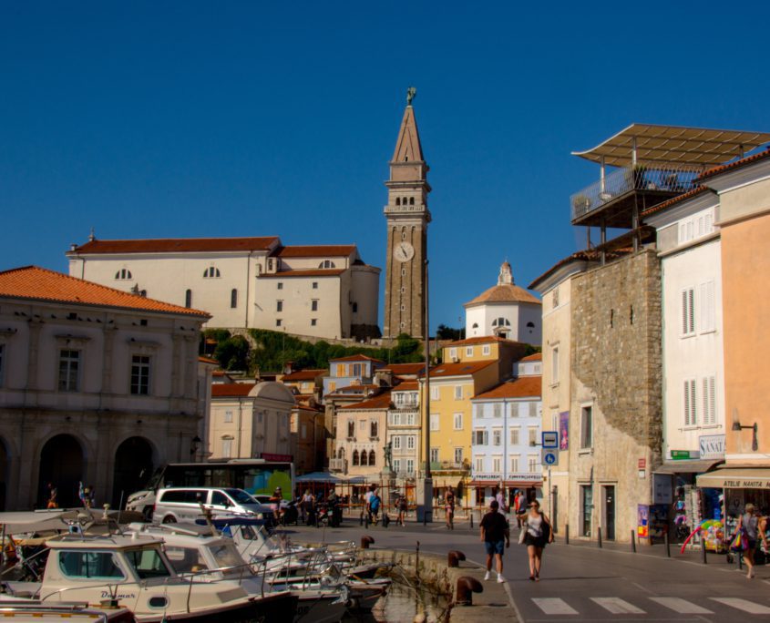 Het pittoreske centrum van Piran, met Venetiaanse campanile
