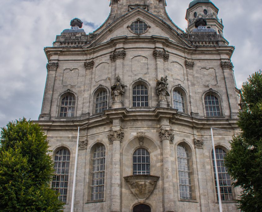 De kloeke façade van de Adbijkerk van Neresheim.