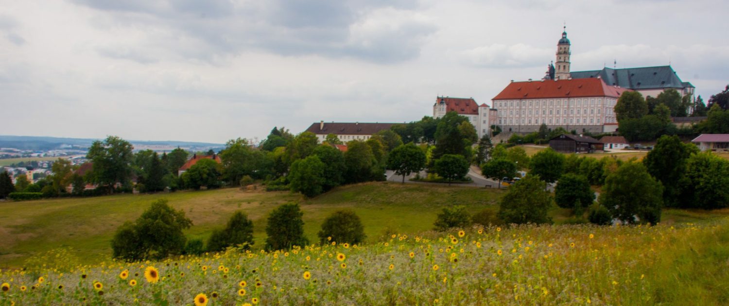 De adbij van Neresheim, boven het dal waarin het dorp ligt.