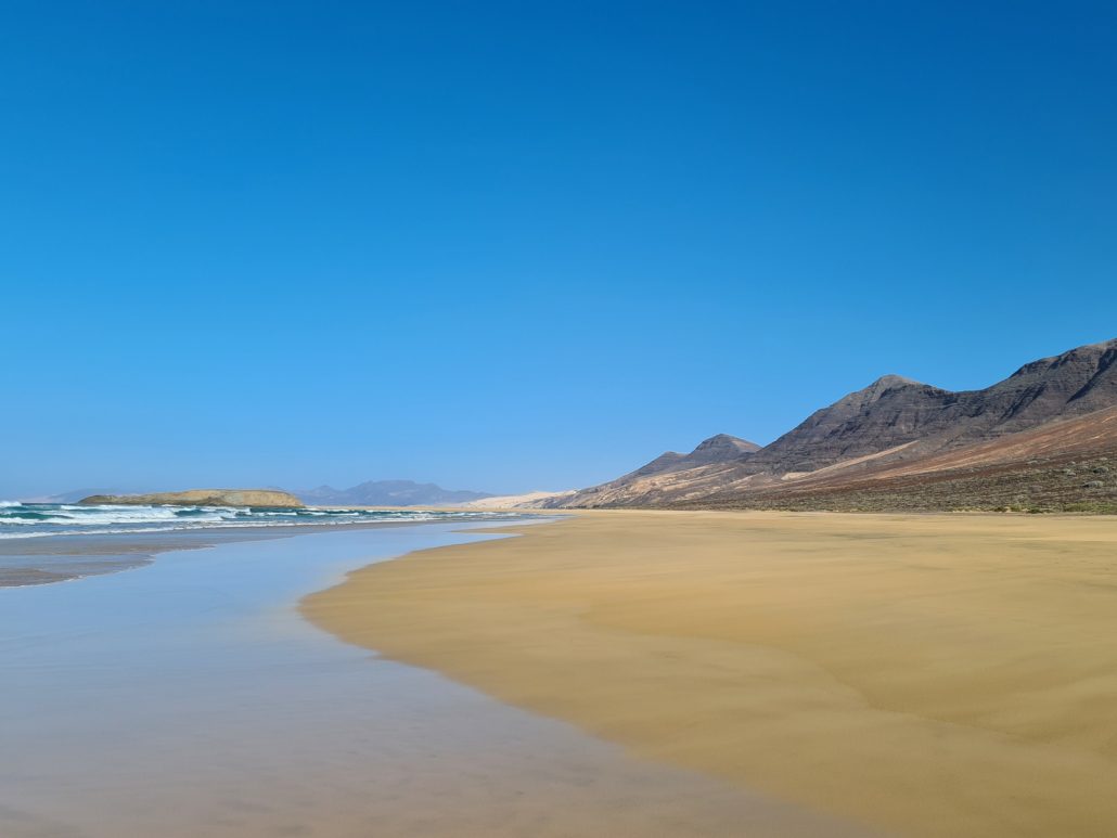 Rotseiland El Islote bij Fuerteventura (links)