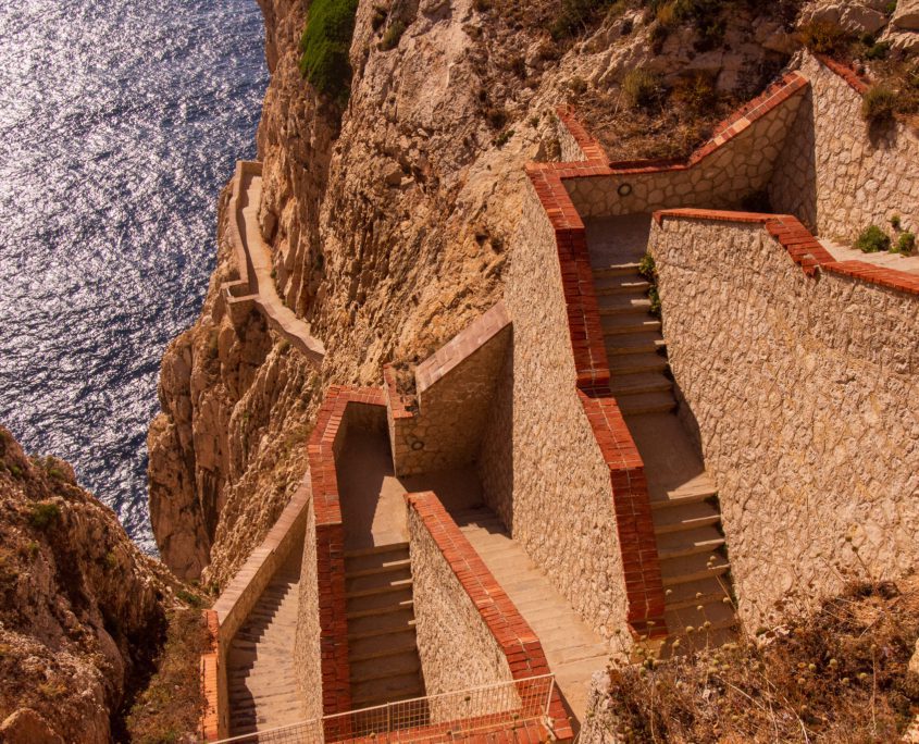 De trap langs de steile kliffen van het westen van Sardinië.