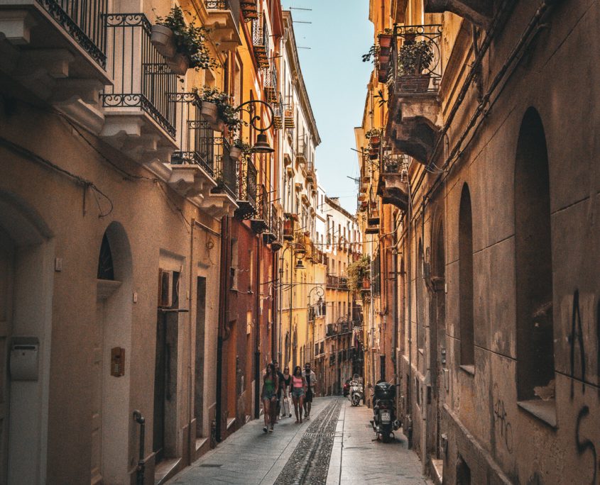 De smalle straten in het oude centrum van Cagliari.
